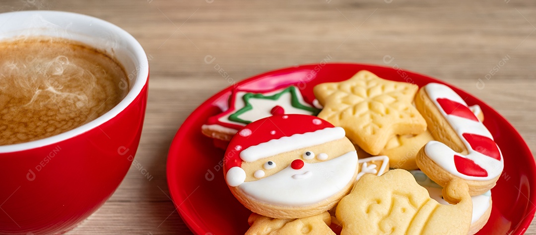 Feliz Natal com biscoitos caseiros e xícara de café na aba de madeira.