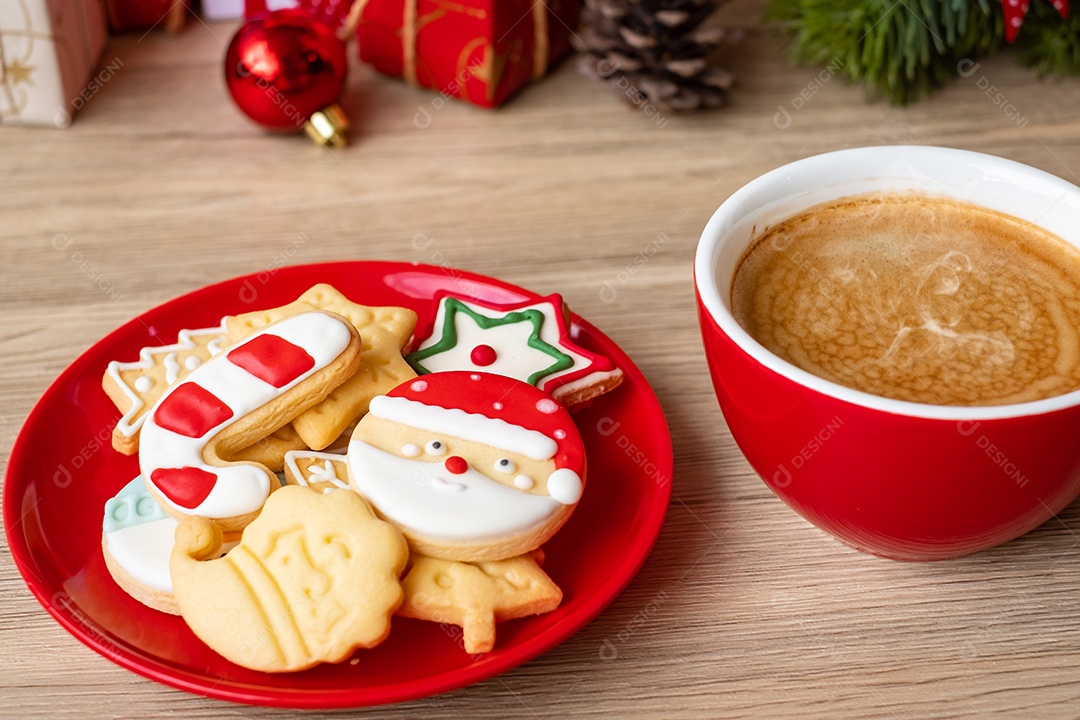 Feliz Natal com biscoitos caseiros e xícara de café na aba de madeira.