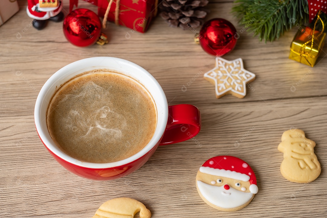 Feliz Natal com biscoitos caseiros e xícara de café na aba de madeira.