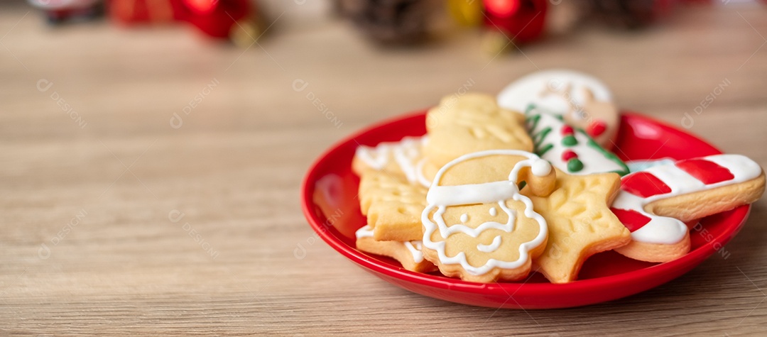 Feliz Natal com biscoitos caseiros no fundo da mesa de madeira.