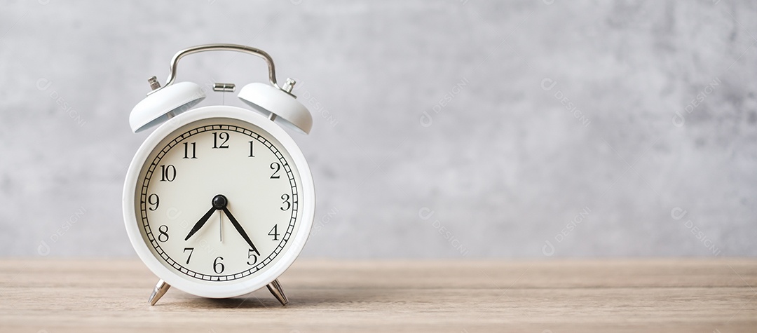 Despertador vintage no fundo da mesa de madeira e copie o espaço.