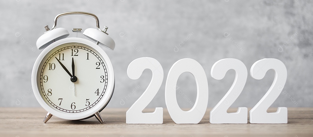 Feliz Ano Novo com despertador vintage e número 2022.