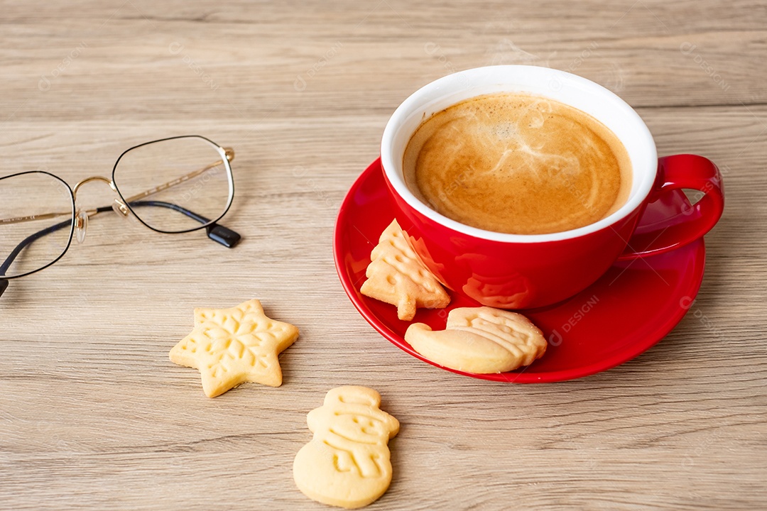 Feliz Natal com biscoitos caseiros e xícara de café na aba de madeira.