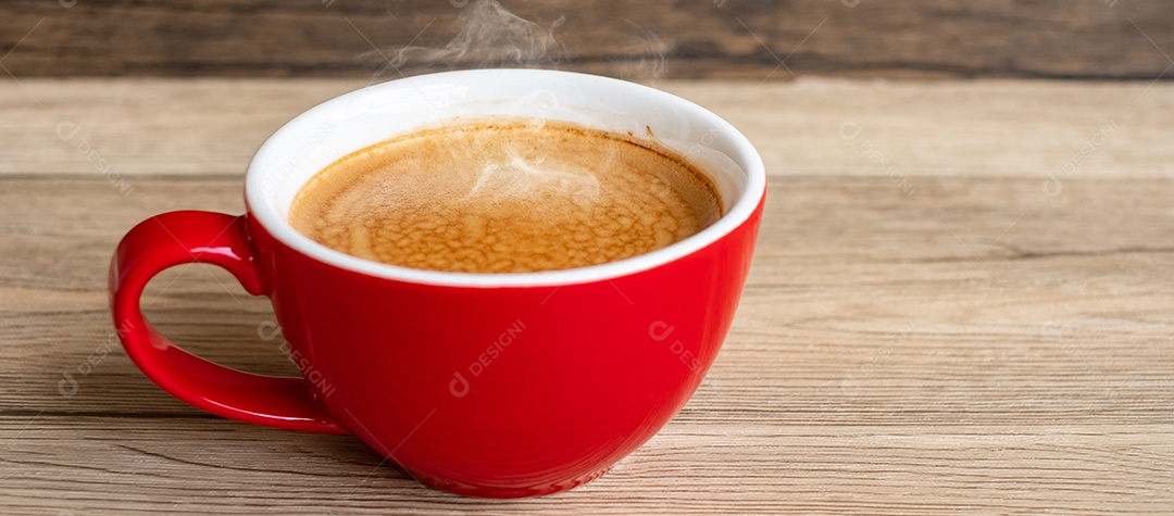 Café expresso quente na mesa, xícara de café vermelha no café ou em casa.