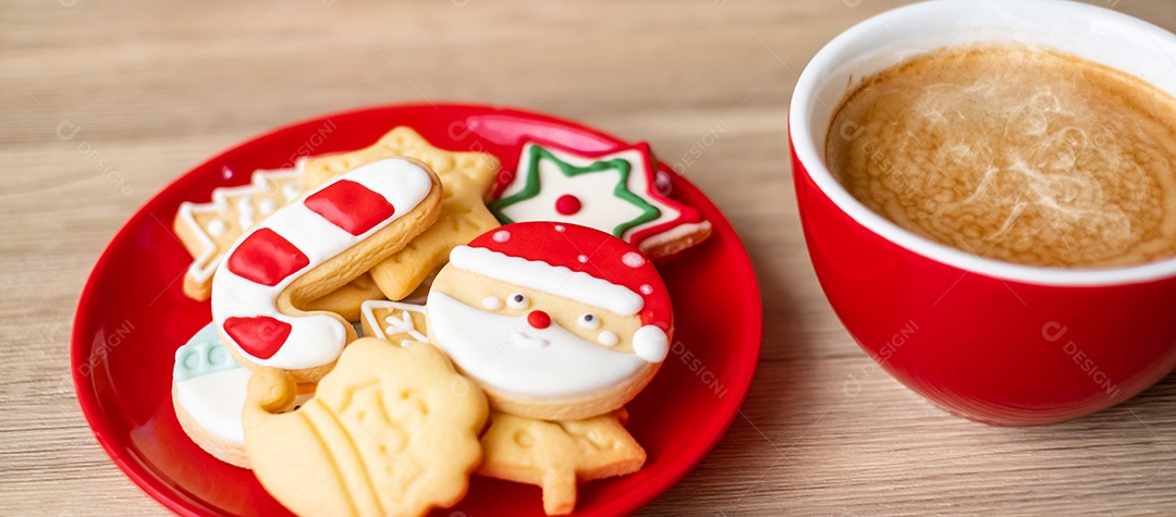 Feliz Natal com biscoitos caseiros e xícara de café na aba de madeira.