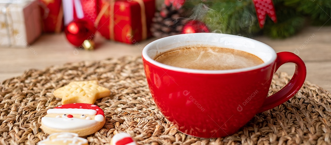 Feliz Natal com biscoitos caseiros e xícara de café na aba de madeira.