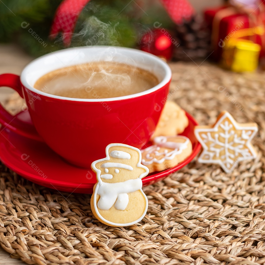 Feliz Natal com biscoitos caseiros e xícara de café na aba de madeira.