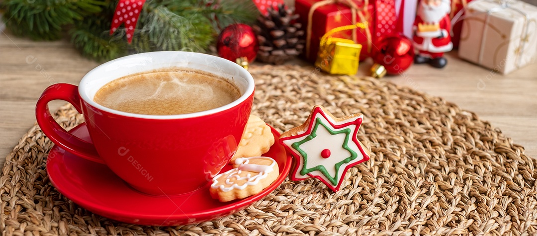 Feliz Natal com biscoitos caseiros e xícara de café na aba de madeira.