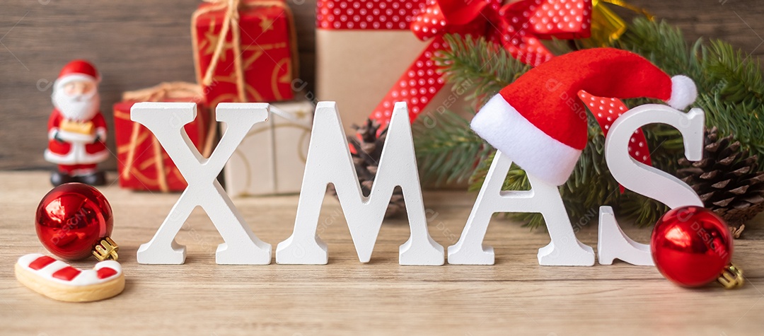 Feliz Natal com decoração na mesa. Véspera de Natal, festa, feriado.