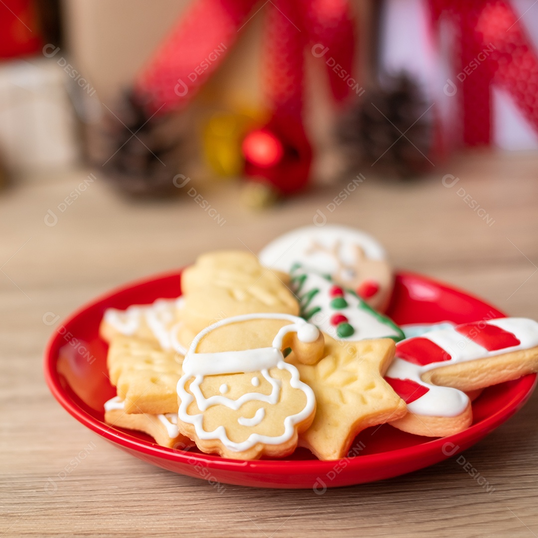 Feliz Natal com biscoitos caseiros no fundo da mesa de madeira.