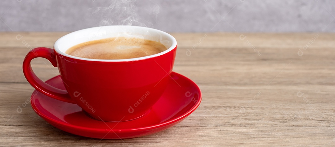 Café expresso quente na mesa, xícara de café vermelha no café ou em casa.