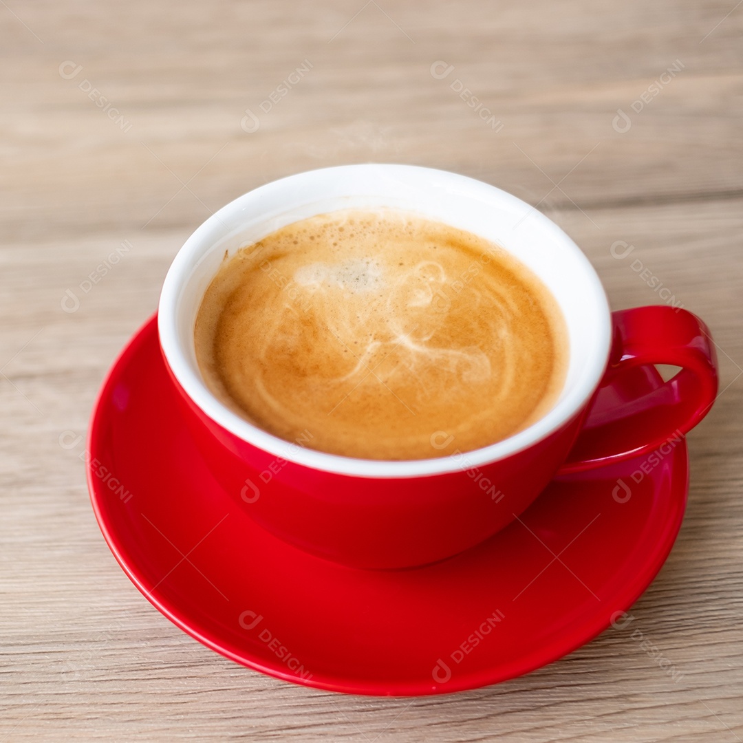 Café expresso quente na mesa, xícara de café vermelha no café ou em casa.