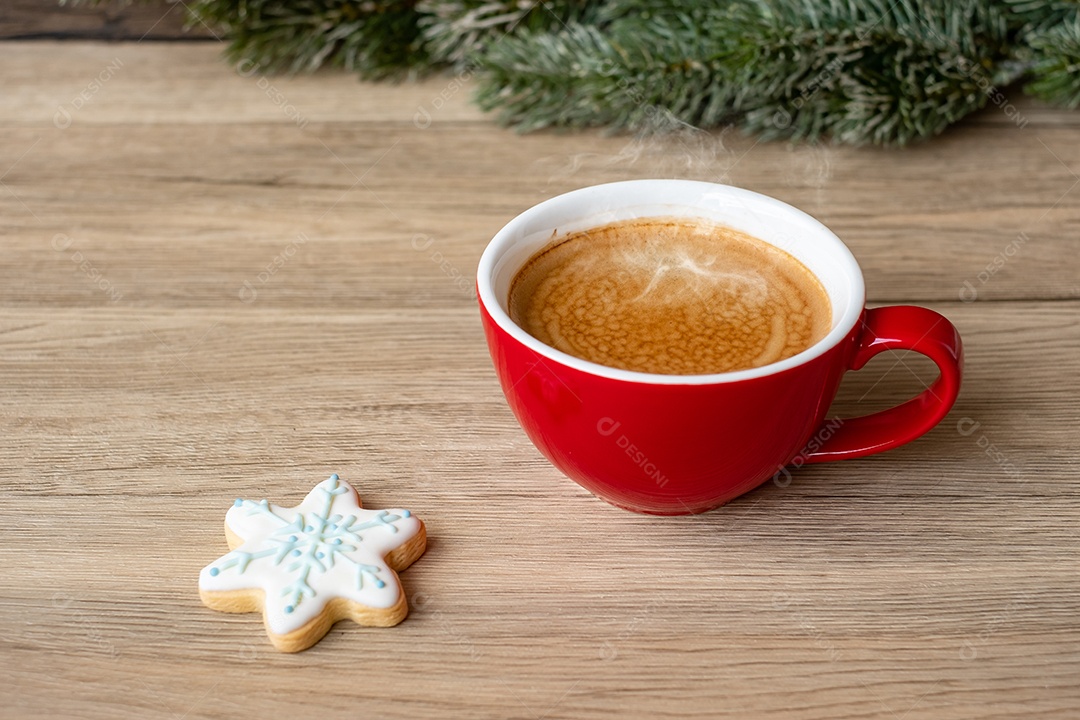 Feliz Natal com biscoitos caseiros e xícara de café na aba de madeira.