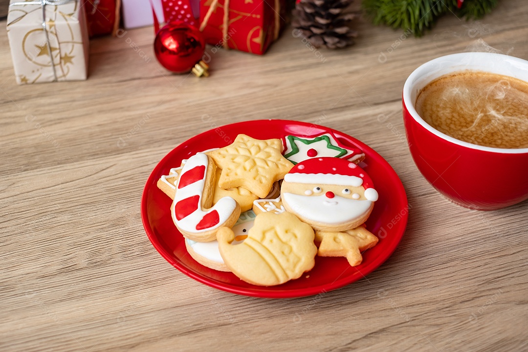 Feliz Natal com biscoitos caseiros e xícara de café na aba de madeira.