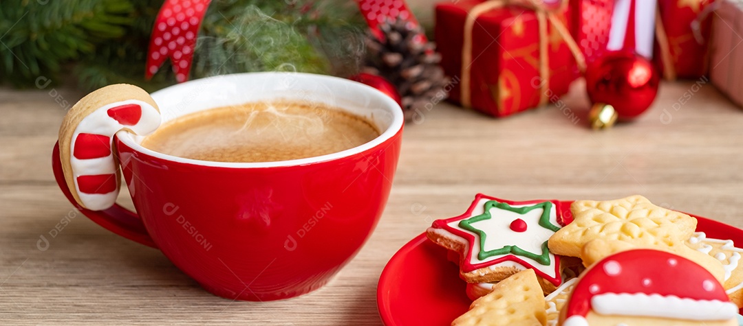 Feliz Natal com biscoitos caseiros e xícara de café na aba de madeira.