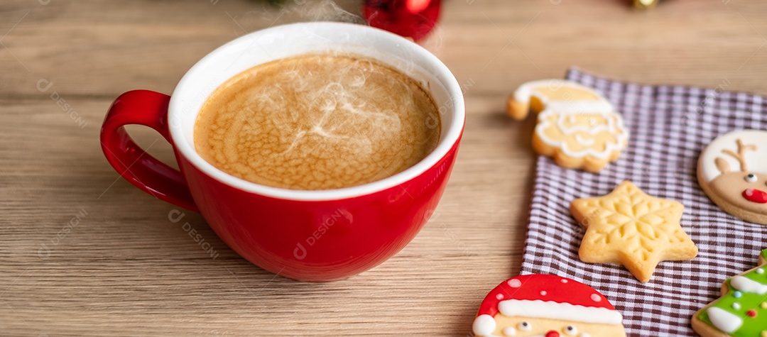 Feliz Natal com biscoitos caseiros e xícara de café na aba de madeira.