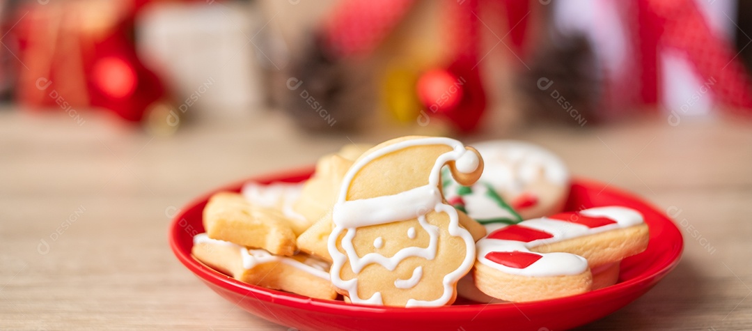 Feliz Natal com biscoitos caseiros no fundo da mesa de madeira.