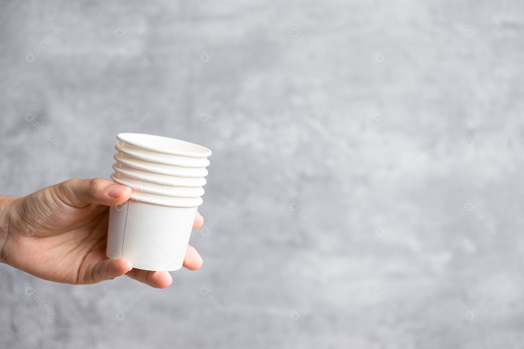 Embalagem de alimentos ecologicamente correta ou xícara de café para viagem. Mão segurando.