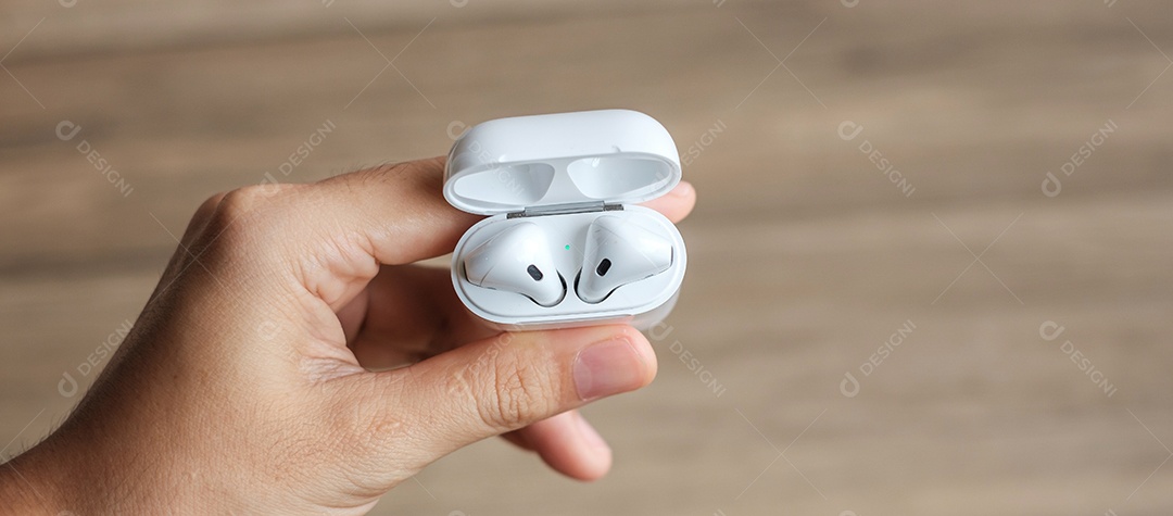 Fone de ouvido sem fio branco ou fones de ouvido na mesa para uso.