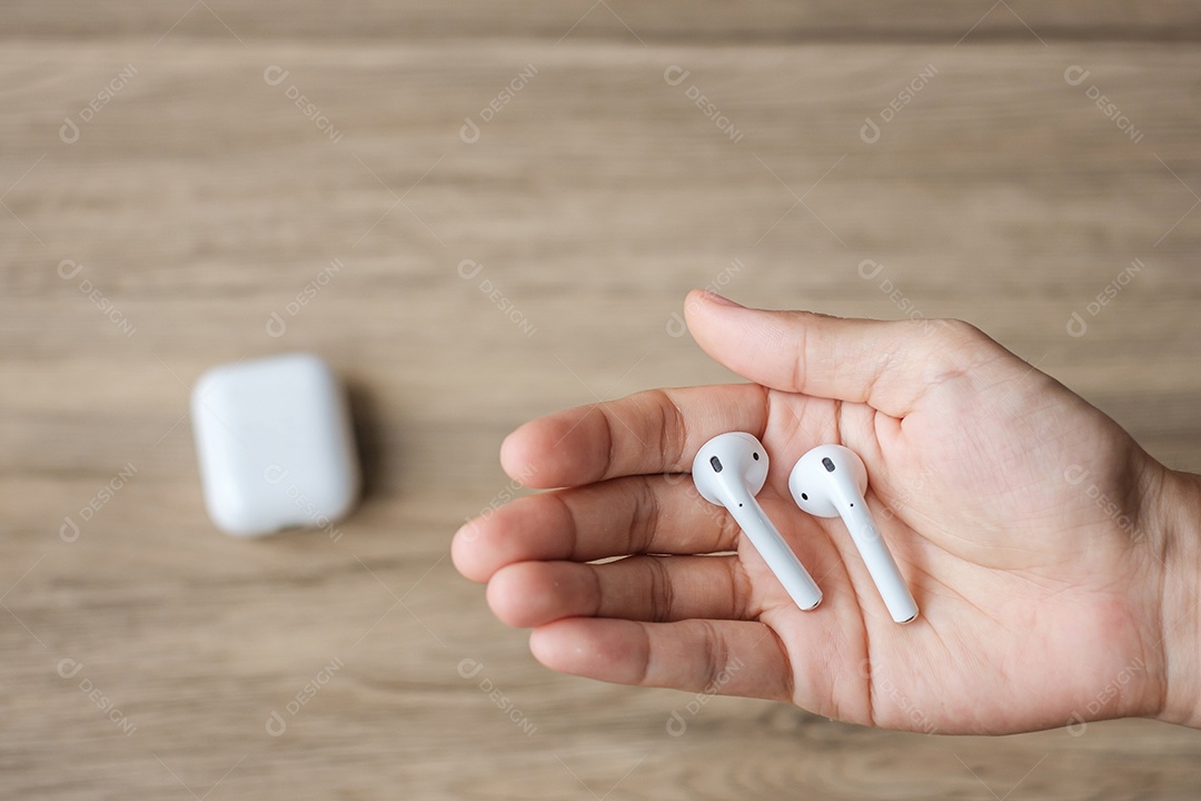 Fone de ouvido sem fio branco ou fones de ouvido na mesa para uso.