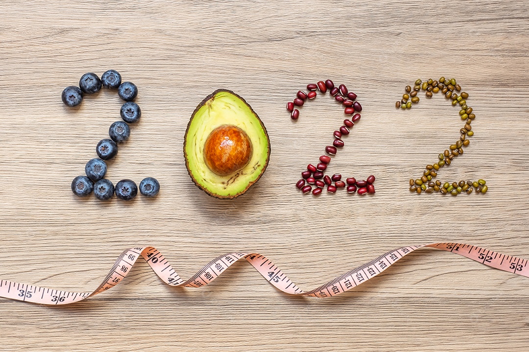 2022 Feliz Ano Novo com frutas e legumes; Mirtilos, Abacate.