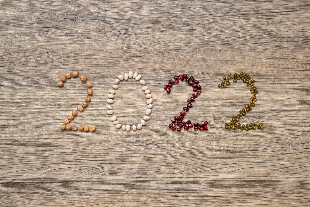 2022 Ano Novo e Novo Você com Feijão Orgânico; vermelho, branco, verde, grão de bico e Adlay na mesa. Objetivos, Saudável, Motivação, Resolução, Perda de peso, dieta e conceito do dia mundial da alimentação