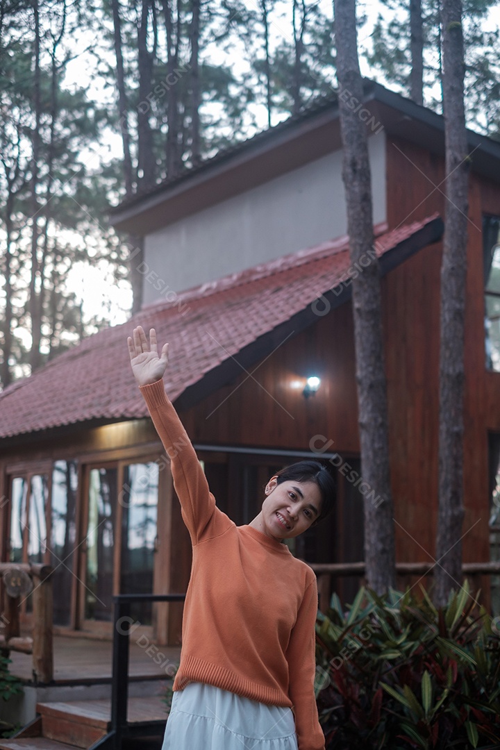 Mulher feliz na camisola viajando na floresta de pinheiros, turista.