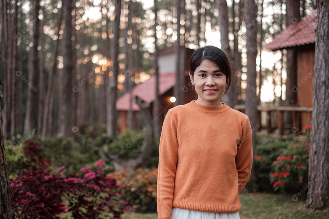 Mulher feliz na camisola viajando na floresta de pinheiros, turista.