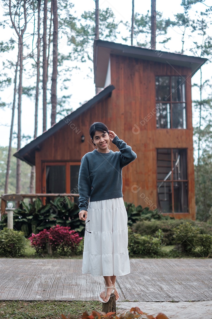 Mulher feliz na camisola viajando na floresta de pinheiros, turista.