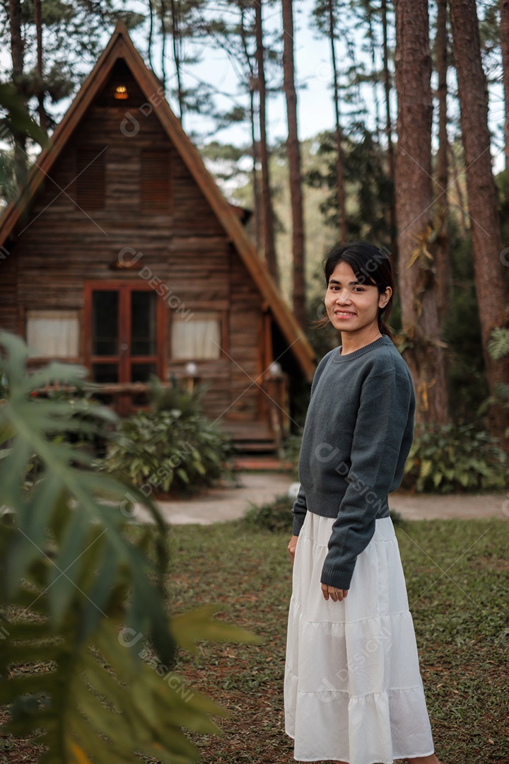 Mulher feliz na camisola viajando na floresta de pinheiros, turista.