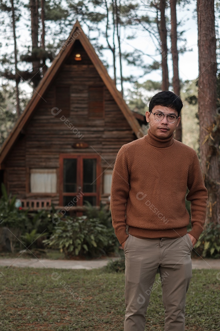 Homem feliz na camisola viajando na floresta de pinheiros, visita turística.