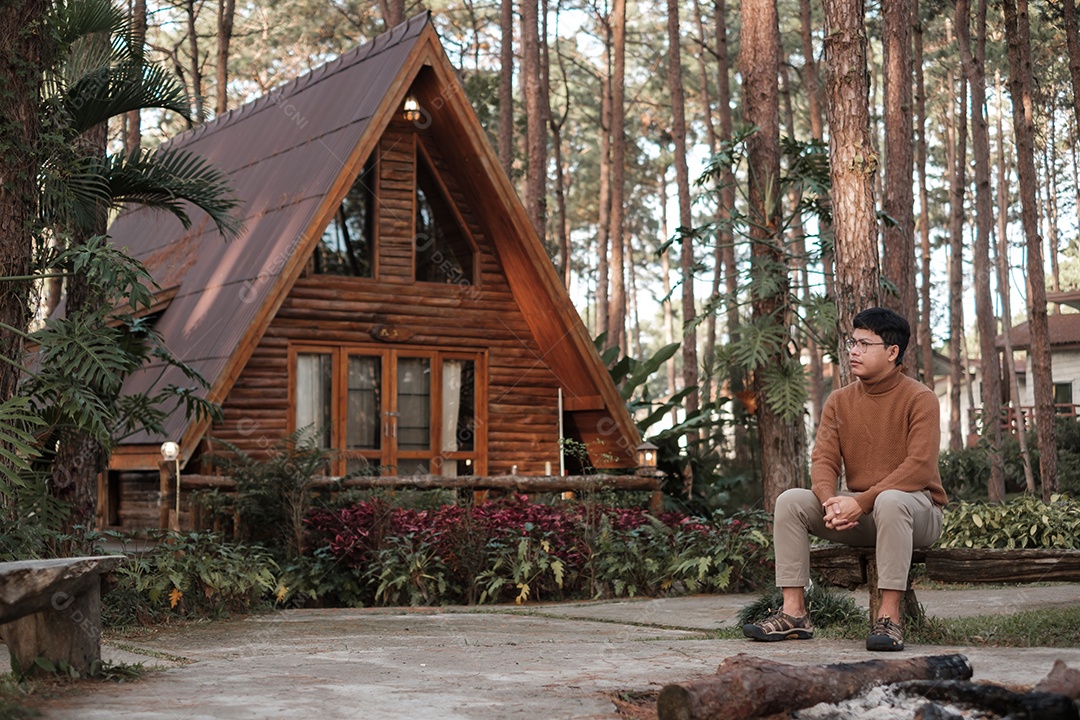 Homem feliz na camisola viajando na floresta de pinheiros, visita turística.