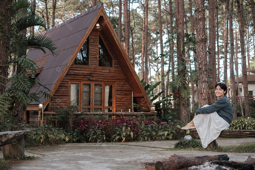 Mulher feliz na camisola viajando na floresta de pinheiros, turista.
