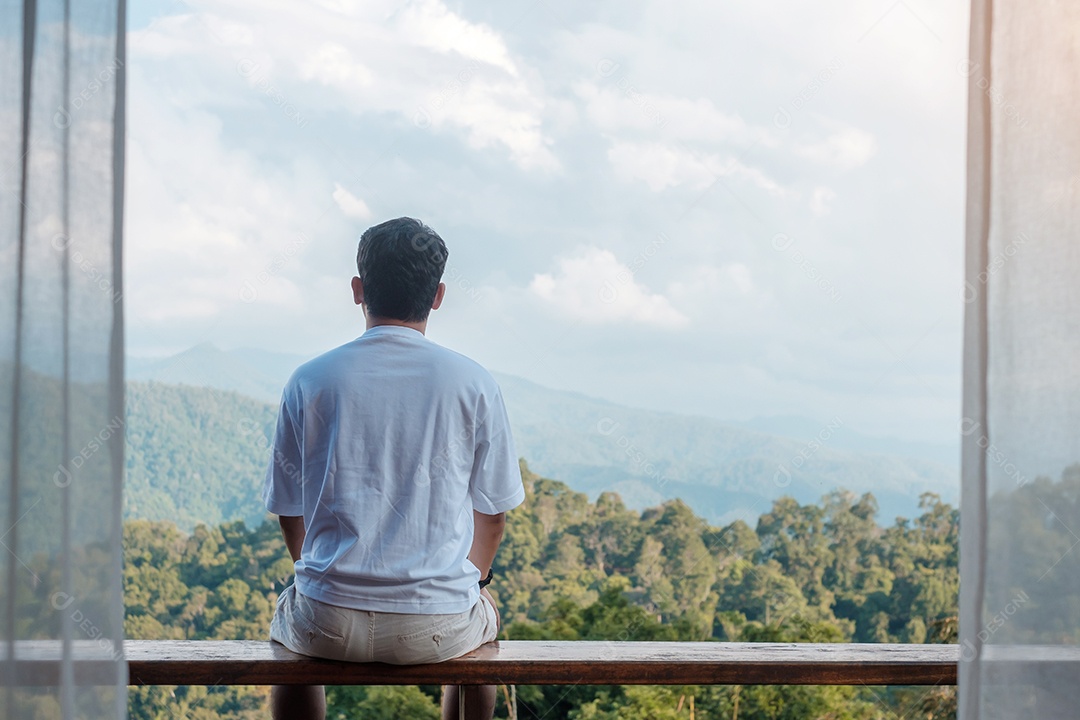 Homem de turista feliz relaxando e olhando a vista da montanha no país.