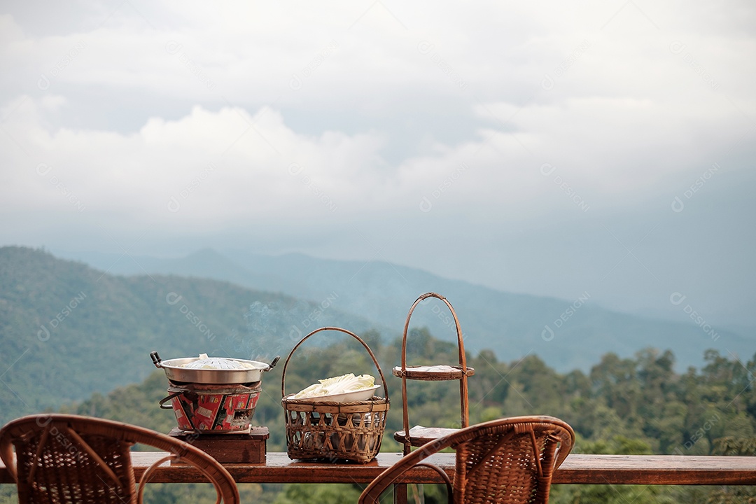 Carne de porco ou carne com legumes e sopa na panela quente.