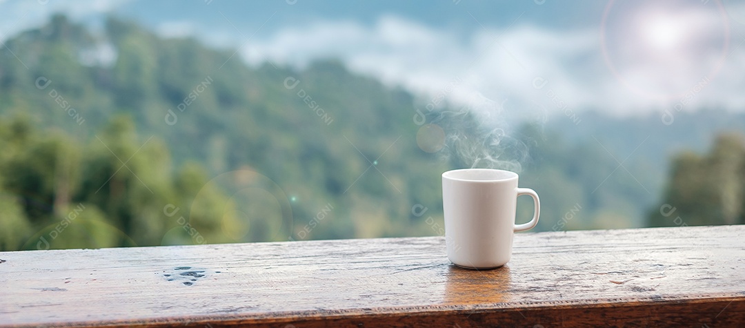 Caneca branca de café quente ou chá na mesa de madeira pela manhã