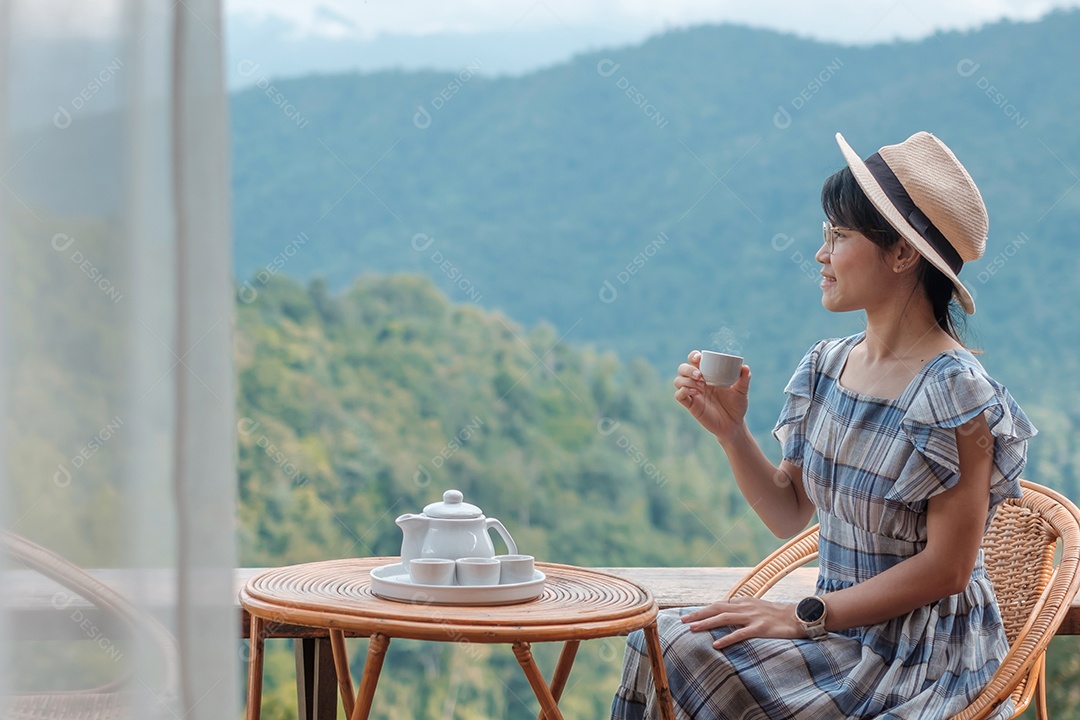mulher bebendo chá e olhando para a montanha, jovem blogueiro