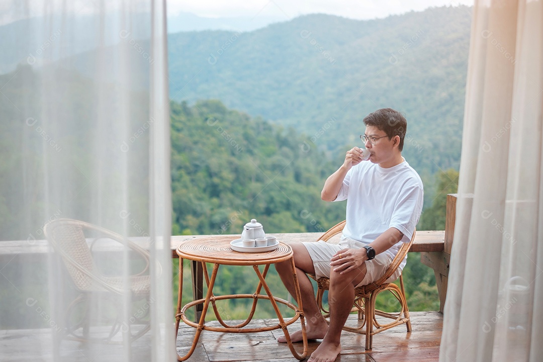 Homem bebendo chá e olhando para a montanha, jovem turista.