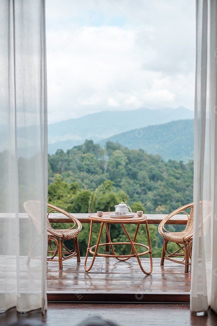 Bule na mesa de manhã com vista para a montanha no país.