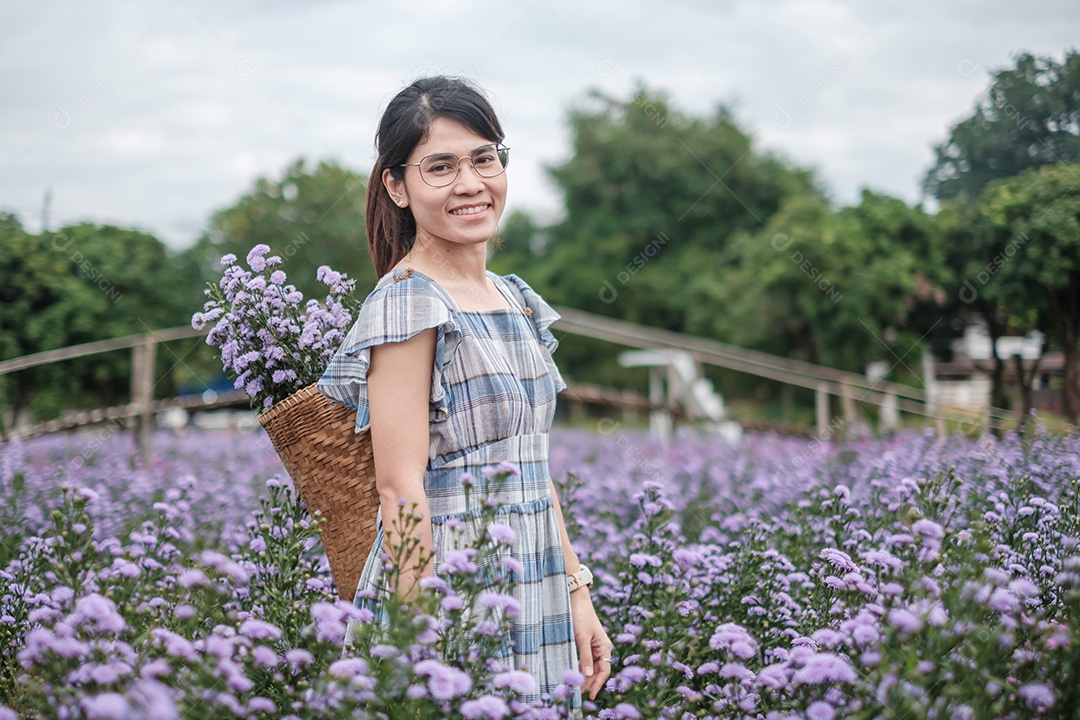 Feliz turista de vestido azul desfruta de Margaret roxa.