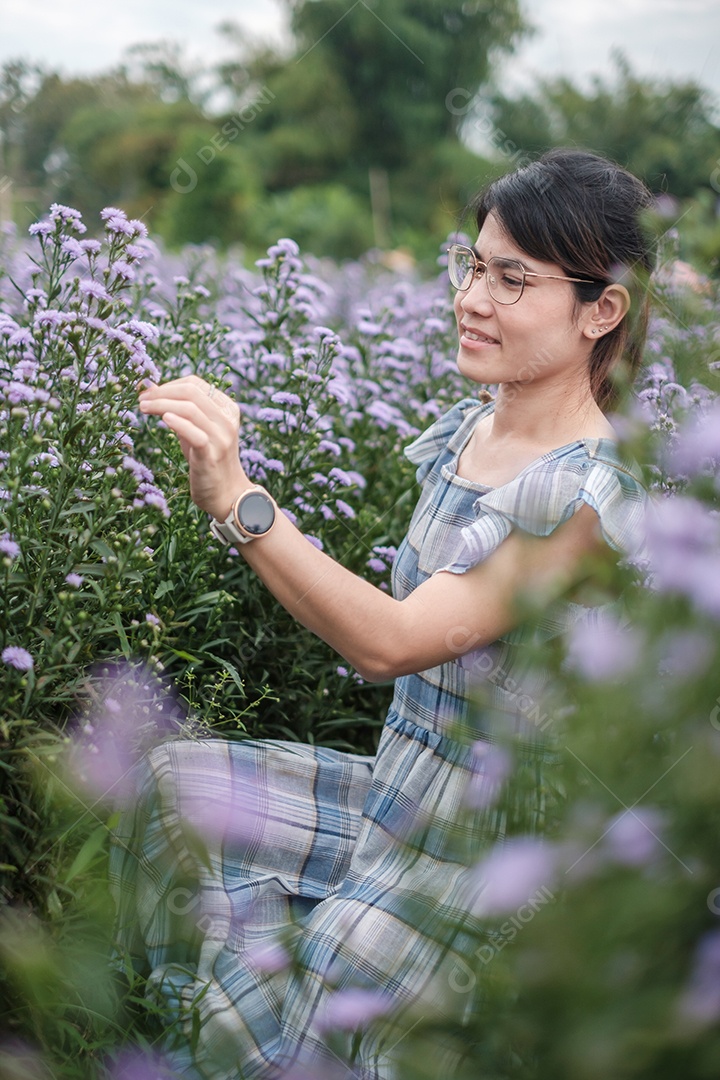 Feliz turista de vestido azul desfruta de Margaret  roxa.