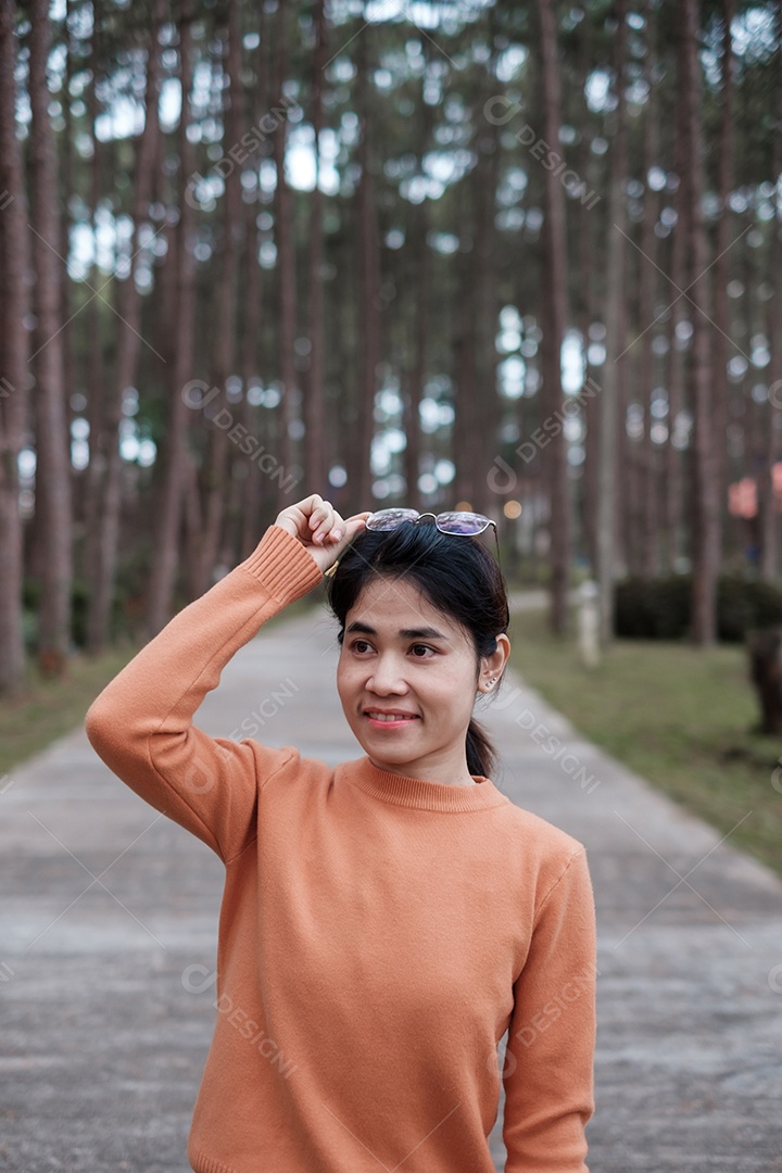 Mulher feliz na camisola viajando na floresta de pinheiros, turista.