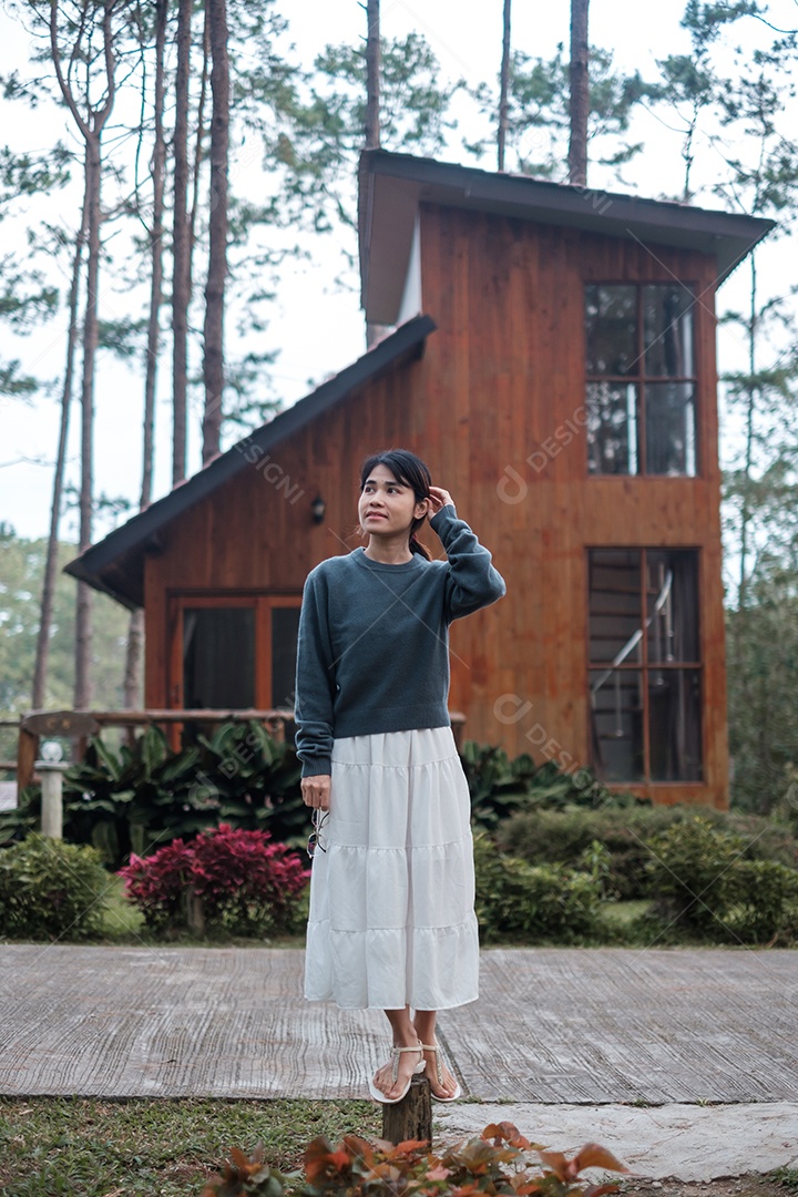 Mulher feliz na camisola viajando na floresta de pinheiros, turista.