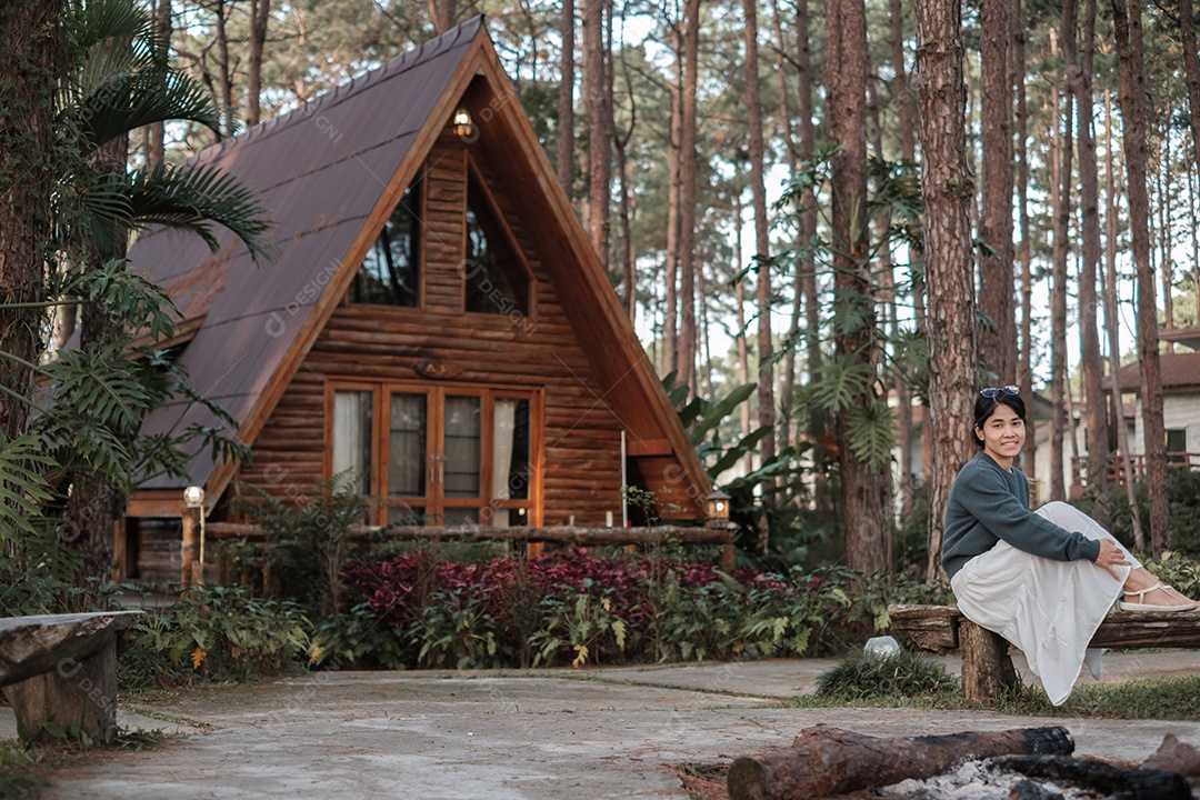 Mulher feliz na camisola viajando na floresta de pinheiros, turista.