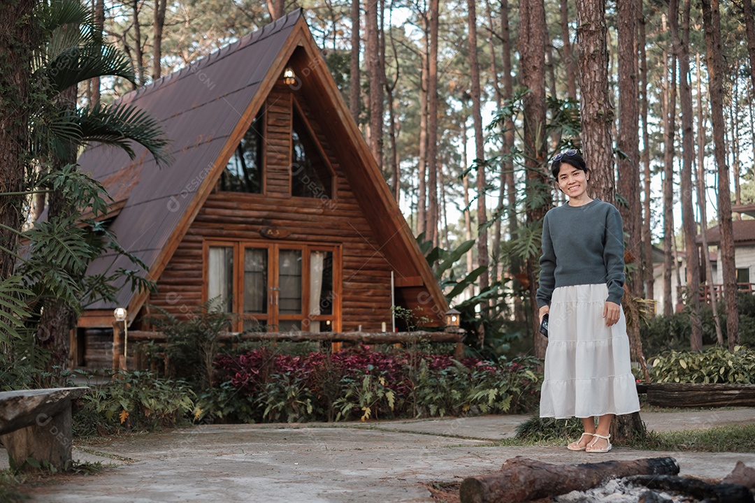 Mulher feliz na camisola viajando na floresta de pinheiros, turista.
