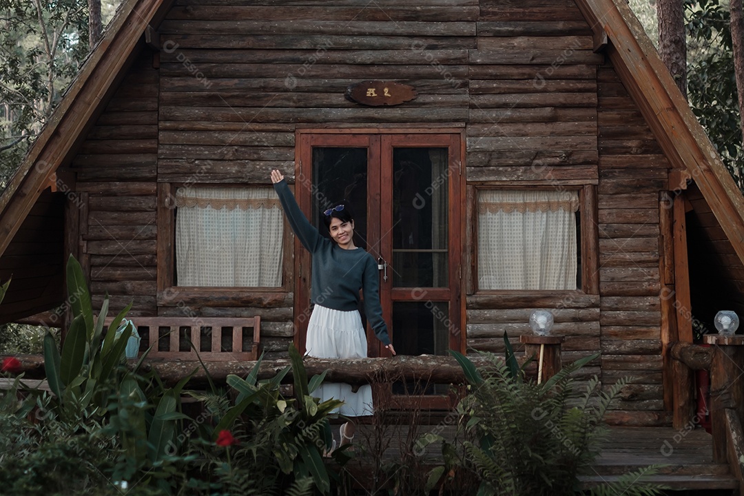 Mulher feliz na camisola viajando na floresta de pinheiros, turista.