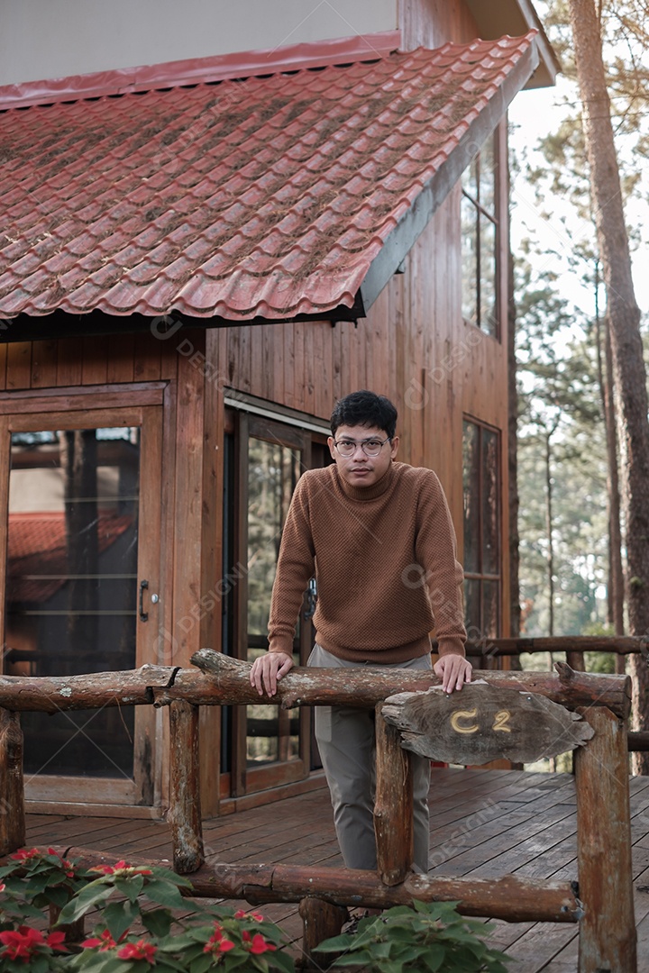 Homem feliz na camisola viajando na floresta de pinheiros, visita turística.