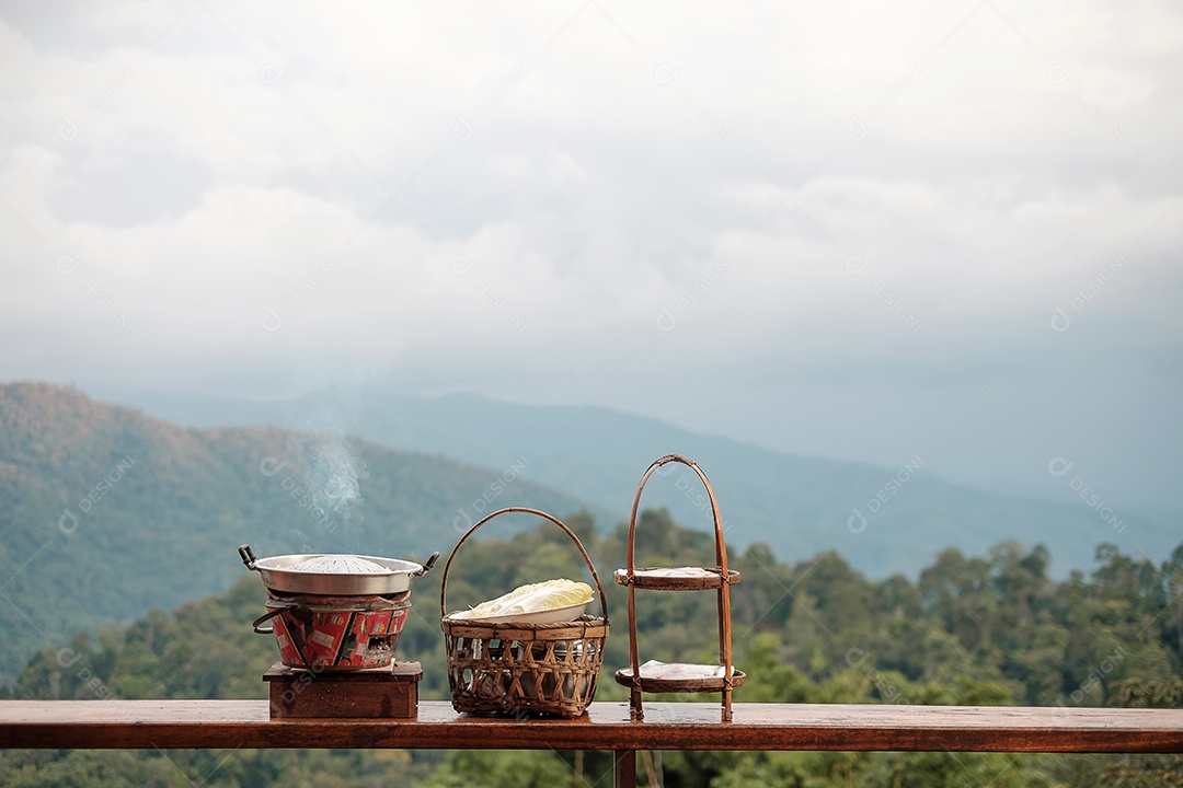 Carne de porco ou carne com legumes e sopa na panela quente.