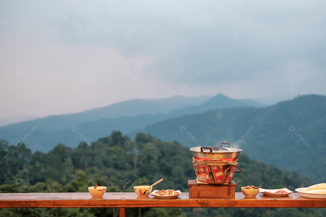 Carne de porco ou carne com legumes e sopa na panela quente.