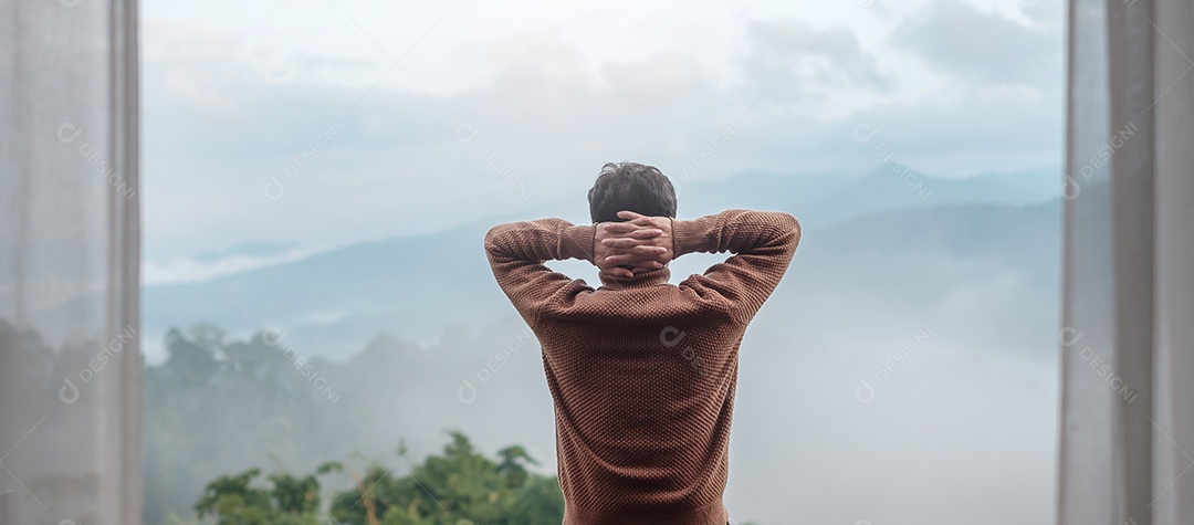 Homem turista feliz relaxando e olhando a vista para a montanha no país.